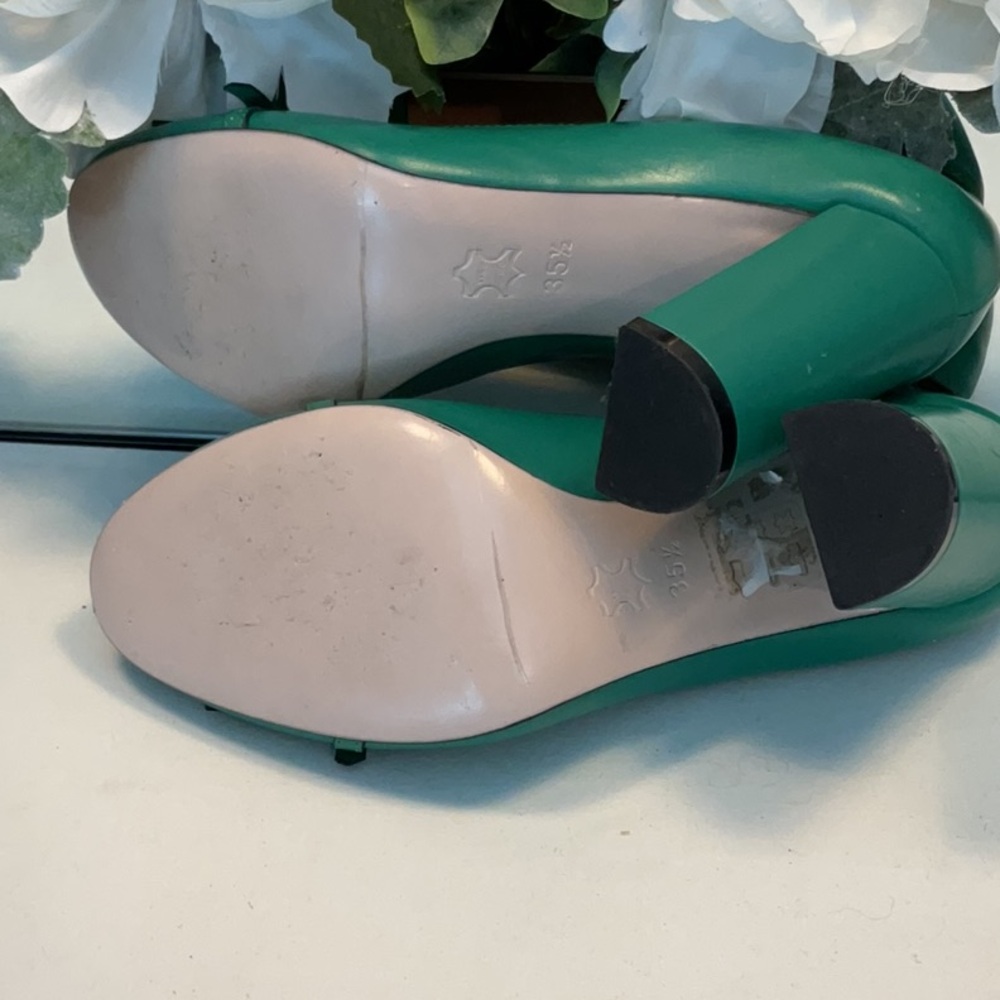 Muse Green Leather Heels with Gold Chain Detail - Picture 7 of 11